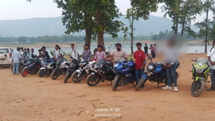 “बाइकर्स ऑफ जशपुर” गैंग पर SSP शशिमोहन सिंह एवं टीम ने किया सर्जिकल स्ट्राईक,मयाली से लगे NH-43 हाईवे पर खतरनाक स्टंटबाजी कर रहे बाईकर्स गैंग के 17 सदस्यों के विरूद्ध एम.व्ही. एक्ट के तहत् कुल 37,000 /- की चालानी कार्यवाही की गई,बाईकर्स गैंग में 02 नाबालिग भी शामिल, कई वाहन मोडिफाईड पाये गये