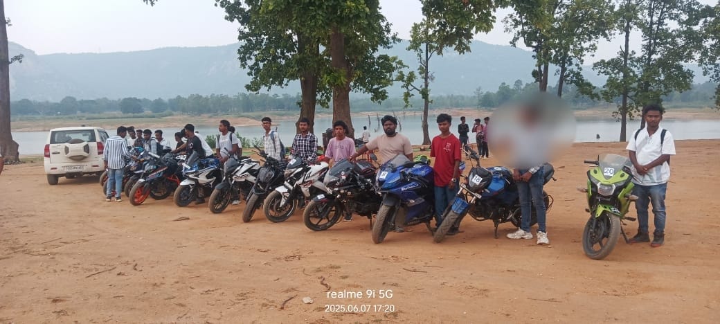 “बाइकर्स ऑफ जशपुर” गैंग पर SSP शशिमोहन सिंह एवं टीम ने किया सर्जिकल स्ट्राईक,मयाली से लगे NH-43 हाईवे पर खतरनाक स्टंटबाजी कर रहे बाईकर्स गैंग के 17 सदस्यों के विरूद्ध एम.व्ही. एक्ट के तहत् कुल 37,000 /- की चालानी कार्यवाही की गई,बाईकर्स गैंग में 02 नाबालिग भी शामिल, कई वाहन मोडिफाईड पाये गये “बाइकर्स ऑफ जशपुर” गैंग पर SSP शशिमोहन सिंह एवं टीम ने किया सर्जिकल स्ट्राईक,मयाली से लगे NH-43 हाईवे पर खतरनाक स्टंटबाजी कर रहे बाईकर्स गैंग के 17 सदस्यों के विरूद्ध एम.व्ही. एक्ट के तहत् कुल 37,000 /- की चालानी कार्यवाही की गई,बाईकर्स गैंग में 02 नाबालिग भी शामिल, कई वाहन मोडिफाईड पाये गये