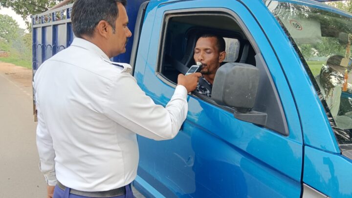 बढ़ती सड़क दुर्घटनाओं को देखते हुए जशपुर पुलिस ने चलाया महाचेकिंग अभियान,राजपत्रित अधिकारी के साथ पूरी जशपुर पुलिस उतरी सड़क पर,एक ही दिन में पूरे जिले में अभियान चलाकर MV एक्ट के कुल 767 प्रकरण में ₹ 307900 /- तीन लाख सात हजार नौ सौ रुपये) का काटा गया चालान