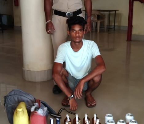 जशपुर पुलिस ने पकड़ा 14 लीटर से अधिक अवैध देसी कच्चा महुआ  व अंग्रेजी शराब,