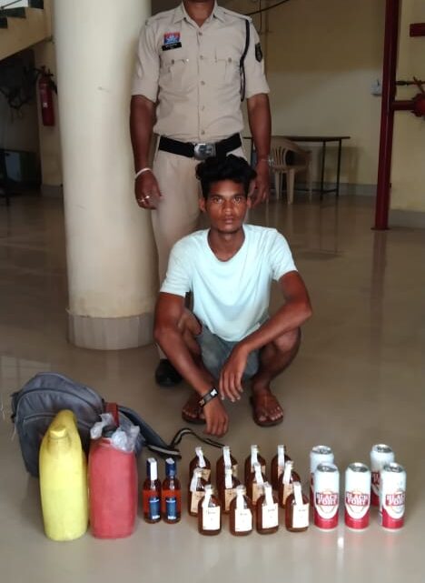 जशपुर पुलिस ने पकड़ा 14 लीटर से अधिक अवैध देसी कच्चा महुआ व अंग्रेजी शराब, जशपुर पुलिस ने पकड़ा 14 लीटर से अधिक अवैध देसी कच्चा महुआ व अंग्रेजी शराब,