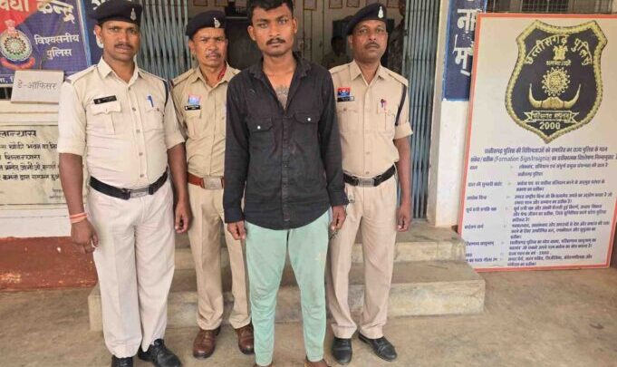 युवती के गुप्तांग को सिगरेट से दागने वाला मोस्ट वांटेड फरार आरोपी रितेश प्रताप सिंह को पकड़ने में जशपुर पुलिस को मिली बड़ी सफलता, मुलजिम पेशी के दौरान कुनकुरी से लौटते वक्त,लोरो घाट में बस से कूदकर हो गया था फरार
