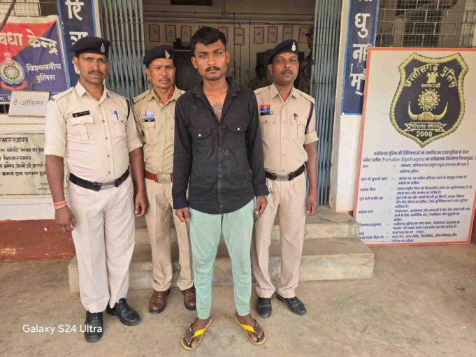 युवती के गुप्तांग को सिगरेट से दागने वाला मोस्ट वांटेड फरार आरोपी रितेश प्रताप सिंह को पकड़ने में जशपुर पुलिस को मिली बड़ी सफलता, मुलजिम पेशी के दौरान कुनकुरी से लौटते वक्त,लोरो घाट में बस से कूदकर हो गया था फरार युवती के गुप्तांग को सिगरेट से दागने वाला मोस्ट वांटेड फरार आरोपी रितेश प्रताप सिंह को पकड़ने में जशपुर पुलिस को मिली बड़ी सफलता, मुलजिम पेशी के दौरान कुनकुरी से लौटते वक्त,लोरो घाट में बस से कूदकर हो गया था फरार