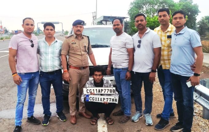 नौकर ही निकला चोर, मालिक के घर से चाबी निकाल कर पार्किंग में खड़े कार को चोरी कर मौके से हो गया था फरार नौकर ही निकला चोर, मालिक के घर से चाबी निकाल कर पार्किंग में खड़े कार को चोरी कर मौके से हो गया था फरार