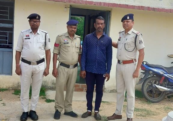 गांजा तस्करी में फ़रार वाहन मालिक को पुलिस ने भोपाल मध्य प्रदेश से धर दबौचा, गिरफ्तार कर भेजा जेल