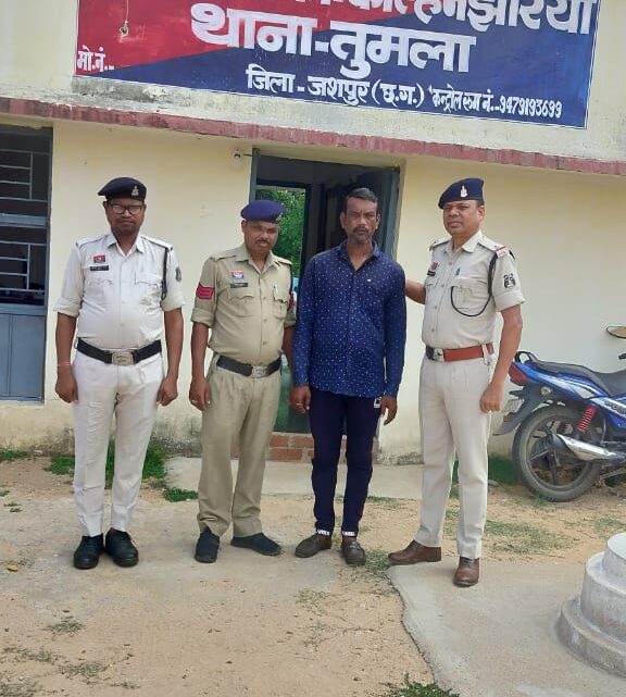 गांजा तस्करी में फ़रार वाहन मालिक को पुलिस ने भोपाल मध्य प्रदेश से धर दबौचा, गिरफ्तार कर भेजा जेल गांजा तस्करी में फ़रार वाहन मालिक को पुलिस ने भोपाल मध्य प्रदेश से धर दबौचा, गिरफ्तार कर भेजा जेल