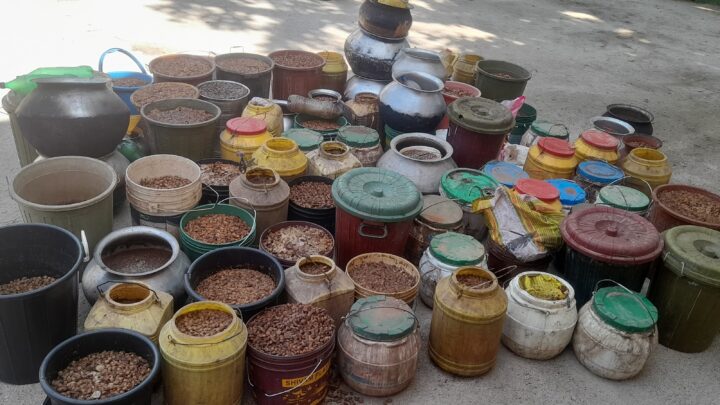 शराब कोचियों के खिलाफ जशपुर पुलिस की बड़ी कार्यवाही, SSP के निर्देश पर 25 से अधिक पुलिस कर्मियों ने सुबह- सुबह एक साथ दी उनके अड्डे पर दबिश, छापामारी कर 150 लीटर अवैध देशी कच्ची महुआ शराब व 1000 किलो महुआ शराब बनाने हेतु प्रयुक्त पास को किया जप्त