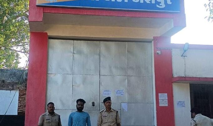 अलग-अलग मामलों में फरार दो आरोपी आये पुलिस की गिरफ्त में,नाबालिक से दुष्कर्म के  मामले में फरार एक आरोपी को दिल्ली से ढूंढ लाई जशपुर पुलिस,आर्म्स एक्ट में चार साल से फरार एक स्थाई वारंटी को भी पुलिस ने साईं टांगर टोली लोदाम से धर दबौचा