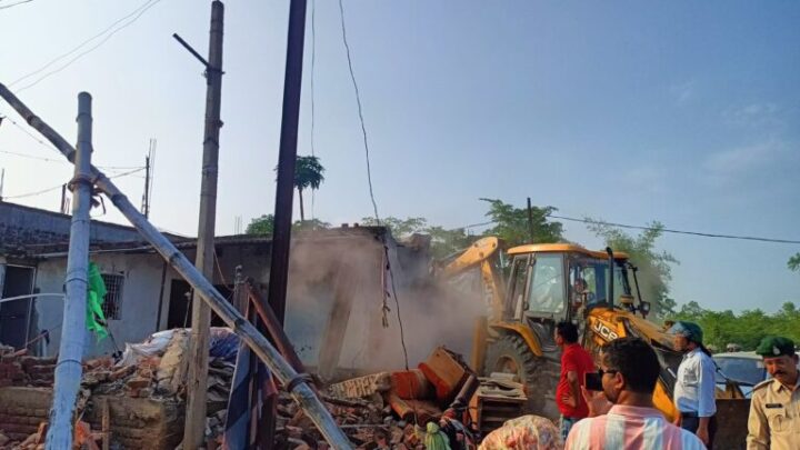 वन भूमि से हटाया गया अतिक्रमण, 39 मकानों पर चला बुलडोजर, रोते-बिलखते दिखे बच्चे-बुजुर्ग