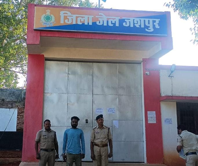 अलग-अलग मामलों में फरार दो आरोपी आये पुलिस की गिरफ्त में,नाबालिक से दुष्कर्म के मामले में फरार एक आरोपी को दिल्ली से ढूंढ लाई जशपुर पुलिस,आर्म्स एक्ट में चार साल से फरार एक स्थाई वारंटी को भी पुलिस ने साईं टांगर टोली लोदाम से धर दबौचा अलग-अलग मामलों में फरार दो आरोपी आये पुलिस की गिरफ्त में,नाबालिक से दुष्कर्म के मामले में फरार एक आरोपी को दिल्ली से ढूंढ लाई जशपुर पुलिस,आर्म्स एक्ट में चार साल से फरार एक स्थाई वारंटी को भी पुलिस ने साईं टांगर टोली लोदाम से धर दबौचा