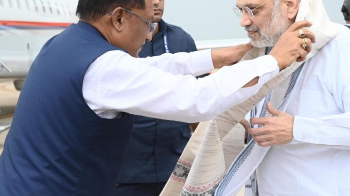 केंद्रीय गृह मंत्री अमित शाह के छत्तीसगढ़ आगमन पर मुख्यमंत्री  विष्णुदेव साय ने स्वामी विवेकानंद एयरपोर्ट पर किया स्वागत