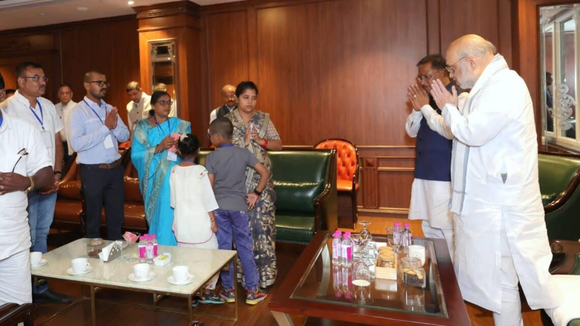 शहादत को नमन: केंद्रीय गृह मंत्री अमित शाह ने शहीद आकाश राव गिरिपुंजे के परिजनों से की मुलाकात