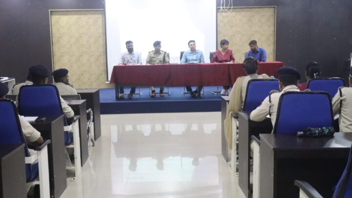 #ClickSafe कार्यक्रम के तीसरा फेस का शुभारंभ एसएसपी श्री शशि मोहन सिंह की गरिमामय उपस्थिति में किया गया, दिल्ली से आये YELAC की मास्टर ट्रेनर्स सुश्री सुभ्रा झा एवं यूनीसेफ की टीम द्वारा बारीकी से प्रशिक्षण दिया जा रहा है, उक्त कार्यक्रम जिले में 23, 24 एवं 25 जून 2025 तक चलेगा, भविष्य में होने वाली संभावित सायबर चुनौतियों से निपटने के लिये यह प्रषिक्षण आयोजित किया जा रहा है-एसएसपी श्री शशि मोहन सिंह। कार्यक्रम के प्रथम दिवस में पुलिस विभाग के अधि./कर्मचारी को प्रशिक्षित किया गया, दूसरे दिवस में पुलिस और वालेंटियर (योद्धा) को प्रशिक्षित किया जायेगा, तीसरे दिवस में पुलिस और वालेंटियर (योद्धा) मिलकर फील्ड में जाकर जागरूकता अभियान की शुरूआत करेंगें