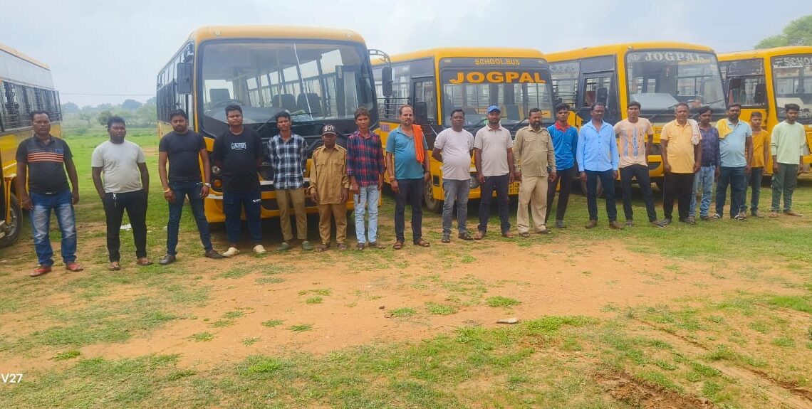 स्कूल शुरू होते ही पत्थलगांव क्षेत्र में चलने वाले स्कुली वाहनों के दस्तावेजों, फिटनेस की जांच के साथ साथ कुल 48 चालको / परिचालको के स्वास्थ्य का भी परीक्षण किया गया, चेकिंग के क्रम में सुप्रीम कोर्ट के द्वारा जारी गाईडलाइन के अनुसार चेक किया गया, प्रथम चरण में जशपुर में 27 स्कुली बसों का जाँच किया गया है, द्वितीय चरण पत्थलगांव में 12 स्कुलो का कुल 48 स्कुली वाहनो का जाँच किया गया