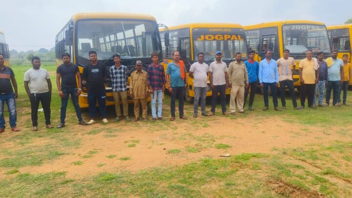 स्कूल शुरू होते ही पत्थलगांव क्षेत्र में चलने वाले स्कुली वाहनों के दस्तावेजों, फिटनेस की जांच के साथ साथ कुल 48 चालको / परिचालको के स्वास्थ्य का भी परीक्षण किया गया, चेकिंग के क्रम में सुप्रीम कोर्ट के द्वारा जारी गाईडलाइन के अनुसार चेक किया गया, प्रथम चरण में जशपुर में 27 स्कुली बसों का जाँच किया गया है, द्वितीय चरण पत्थलगांव में 12 स्कुलो का कुल 48 स्कुली वाहनो का जाँच किया गया