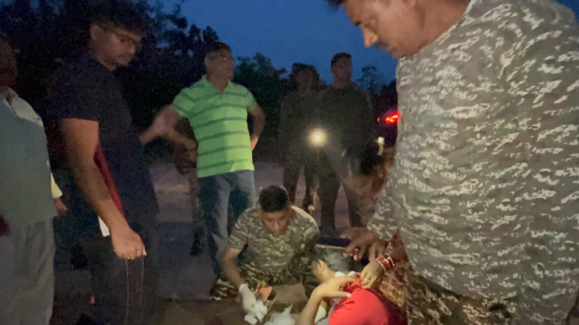 सर्चिंग से लौट रहे जवान हुए दुर्घटना का शिकार   2 जवान समेत 3 घायल सीआरपीएफ ने कि घायलों की मदद