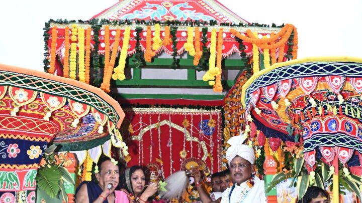 परंपरागत श्रद्धा-भक्ति और उल्लास के वातावरण में निकाली गई भव्य रथयात्रा  भगवान श्री जगन्नाथ, भाई बलभद्र एवं बहन सुभद्रा जगन्नाथ मंदिर दोकड़ा से मौसीबाड़ी पहुंचे, 9 वें दिन होगी भव्य वापसी  मुख्यमंत्री श्री विष्णुदेव साय रथयात्रा में हुए शामिल, निभाई छेरा-पहरा की रस्म