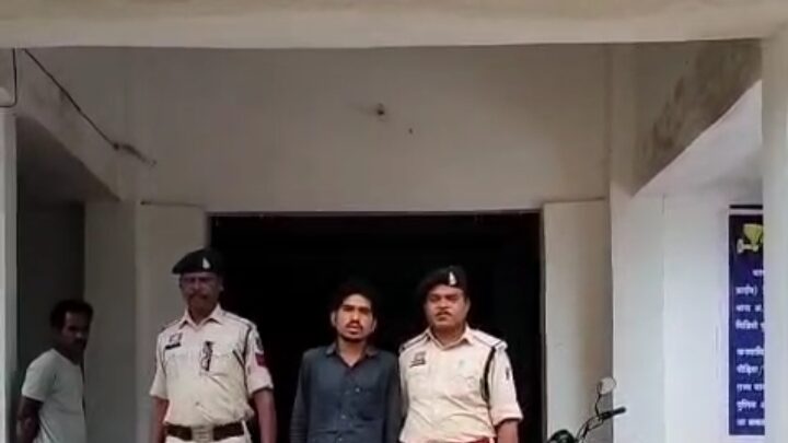 वर्ष 2018 से फरार आरोपी कमलेश आया, पुलिस की गिरफ्त में,आरोपी  कमलेश, 6 साल से था फरार, उसके विरुद्ध अपहरण, मारपीट व एस सी/एस टी का प्रकरण दर्ज,पुलिस कर रही थी लगातार तलाश, अंततः धर दबोचा
