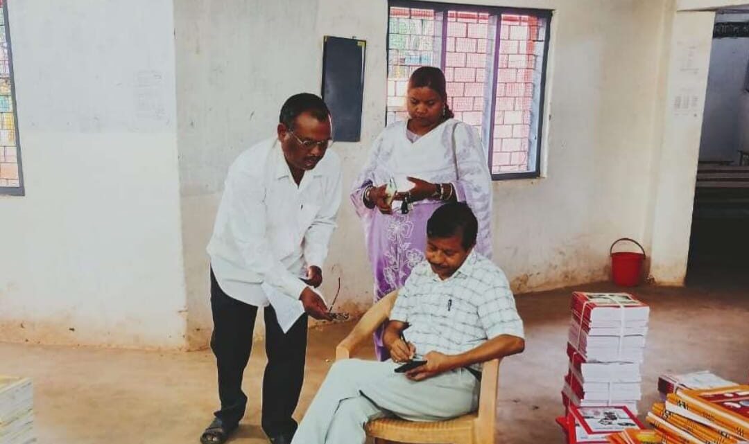निःशुल्क पाठ्य पुस्तक योजना अंतर्गत पुस्तकों का वितरण कार्य प्रारंभ किताबें में विशेष ट्रैकिंग की गई है व्यवस्था, किताबों के पीछे दिया गया है बार कोड निःशुल्क पाठ्य पुस्तक योजना अंतर्गत पुस्तकों का वितरण कार्य प्रारंभ किताबें में विशेष ट्रैकिंग की गई है व्यवस्था, किताबों के पीछे दिया गया है बार कोड