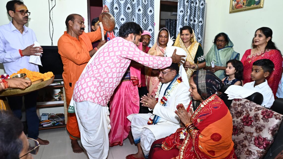 आस्था, भक्ति और उल्लास से परिपूर्ण अद्भुत व आकर्षक वातावरण में निकाली गई  रथयात्रा भगवान श्री जगन्नाथ, भाई बलभद्र एवं बहन सुभद्रा जगन्नाथ मंदिर दोकड़ा से मौसीबाड़ी पहुंचे, 9 वें दिन होगी भव्य वापसी गजपति महाराजा की परंपरागत भूमिका में मुख्यमंत्री विष्णुदेव साय रथयात्रा में हुए शामिल