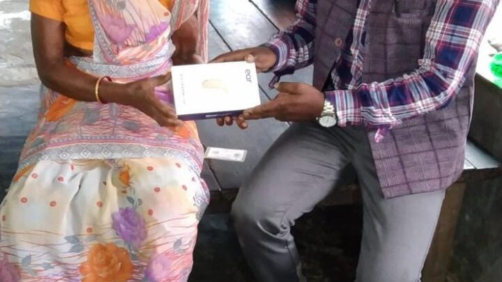 मुख्यमंत्री कैंप कार्यालय की पहल पर श्रवण दोष से पीड़ित  बुंदा लकड़ा  को प्रदान किया गया श्रवण यंत्र खुशी जाहिर करते मुख्यमंत्री  विष्णु देव साय को दिया धन्यवाद