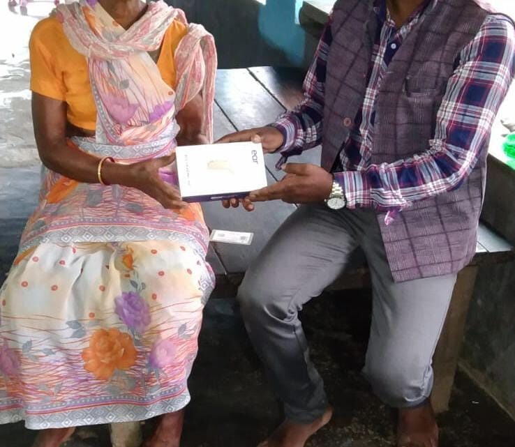 मुख्यमंत्री कैंप कार्यालय की पहल पर श्रवण दोष से पीड़ित  बुंदा लकड़ा  को प्रदान किया गया श्रवण यंत्र खुशी जाहिर करते मुख्यमंत्री  विष्णु देव साय को दिया धन्यवाद