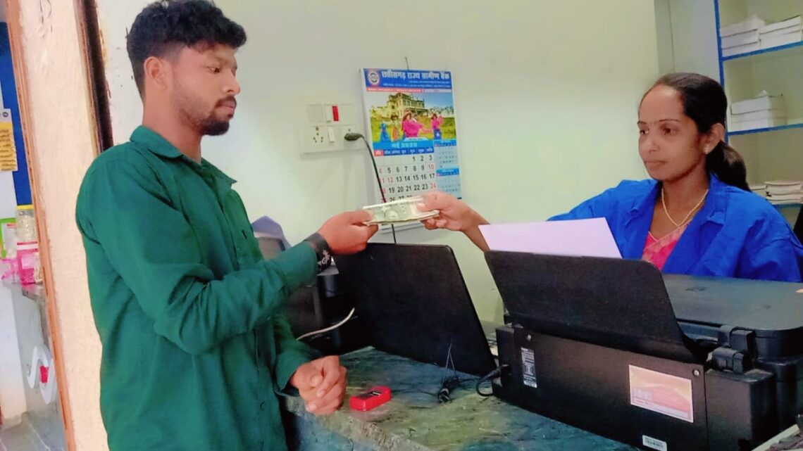 राष्ट्रीय ग्रामीण आजीविका मिशन बिहान योजना से बेबी गुप्ता के जीवन में आया साकारात्मक परिवर्तन समूह से जुड़कर बेबी गुप्ता आर्थिक रूप से हुई मजबूत बैंकिंग ट्रांजेक्शन कार्य से प्रतिमाह कमा रही 11 हजार रुपए