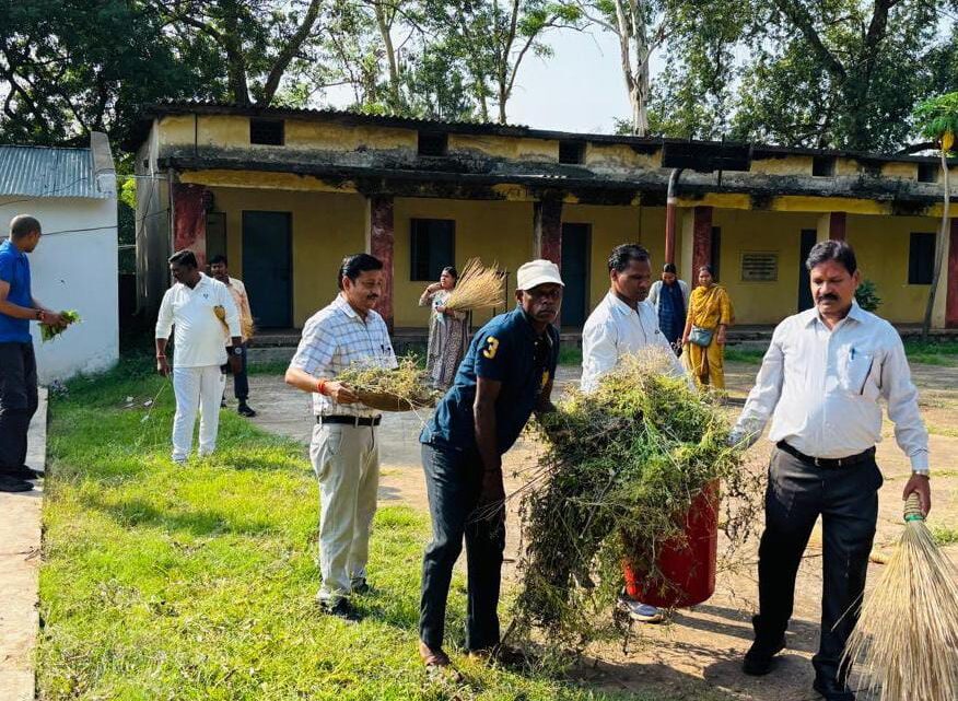 शाला स्वच्छता तिहार के माध्यम से सभी स्कूलों, आश्रम छात्रावास की साफ सफाई की गई 8 से 14 जून तक अभियान चलाया गया शाला स्वच्छता तिहार के माध्यम से सभी स्कूलों, आश्रम छात्रावास की साफ सफाई की गई 8 से 14 जून तक अभियान चलाया गया