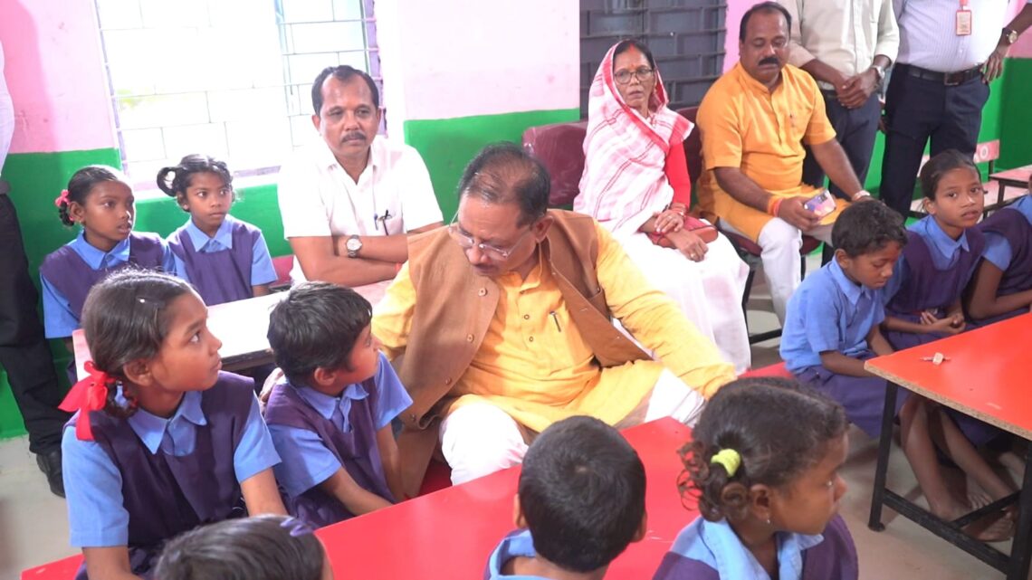 मुख्यमंत्री भी बने छात्र बगिया प्राथमिक स्कूल में नन्हीं छात्रों के साथ कुर्सी टेबल में बैठक सीखें आधुनिक पढ़ाई के गुण मुख्यमंत्री ने तीसरी कक्षा की छात्रा डॉली गुप्ता को दुलारते हुए कहा पढ़ाई अच्छा से करना है ना मोबाइल ज्यादा नहीं देखना