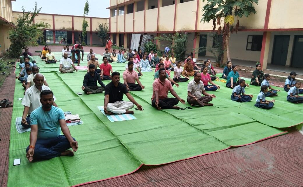 योग के प्रति जागरूकता बढ़ाने जिले में मनाया जा रहा है योग सप्ताह आज तीसरे दिन 19 ग्रामों में लोगों ने किया उत्साह के साथ योगाभ्यास योग के प्रति जागरूकता बढ़ाने जिले में मनाया जा रहा है योग सप्ताह आज तीसरे दिन 19 ग्रामों में लोगों ने किया उत्साह के साथ योगाभ्यास