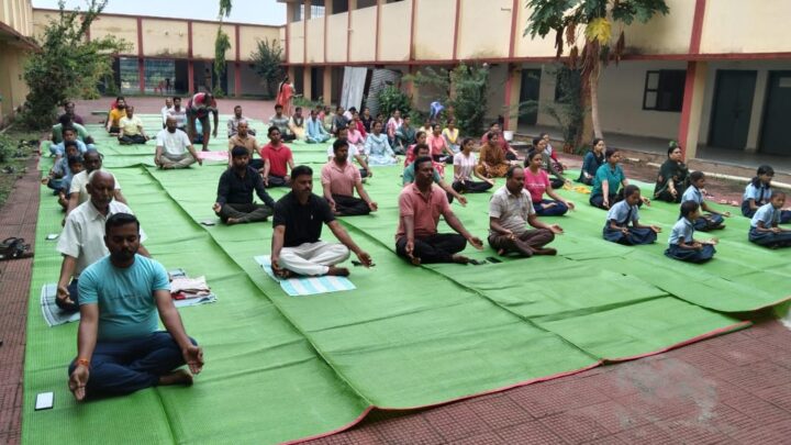 योग के प्रति जागरूकता बढ़ाने जिले में मनाया जा रहा है योग सप्ताह आज तीसरे दिन 19 ग्रामों में लोगों ने किया उत्साह के साथ योगाभ्यास
