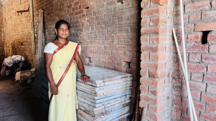 लालमती ने मजबूत इरादों के साथ बनाई अपनी खुद की पहचान शटरिंग प्लेट के कार्य का कर रही बेहतर संचालन निजी भवनों, प्रधानमंत्री आवास भवनों के छतों की ढलाई करने के लिए शटरिंग प्लेट उपलब्ध कराती है मुख्यमंत्री का जताया आभार