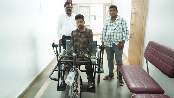 दिव्यांग सुरजनराम को अपने ट्राईसाइकिल से आने जाने में हो रही है आसानी राशन कार्ड ,पेंशन,और आयुष्मान कार्ड का भी मिल रहा है लाभ