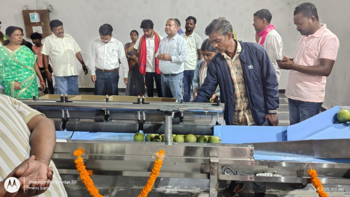 किसानों को आत्मनिर्भर बनाने की दिशा में जशपुर प्रशासन का सशक्त कदम किसानों को फल क्लीनिंग एवं ग्रेडिंग मशीन प्रदान की गई