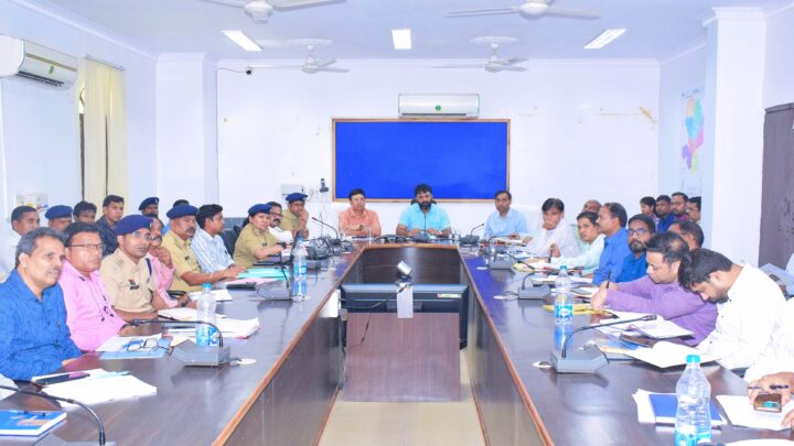 कलेक्टर एवं एसएसपी की अध्यक्षता में सड़क सुरक्षा समिति की बैठक का हुआ आयोजन कानून तोड़ो लाइसेंस छोड़ो अभियान के तहत यातायात नियम तोड़ने वालो पर होगी सख्त कार्रवाई यातायात नियमों के पालन के लिए चलाया जाएगा व्यापक जागरूकता अभियान