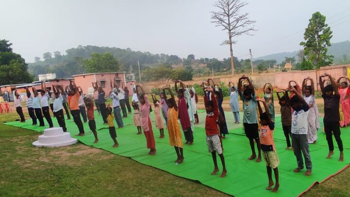 15 से 21 जून तक मनाया जाएगा योग महाकुंभ योग उत्सव रविवार को जिले के सभी विकासखंड के शासकीय स्कूलों में जनप्रतिनिधिगण स्कूली बच्चों, आम नागरिकों अधिकारियों और कर्मचारियों ने किया योगाभ्यास