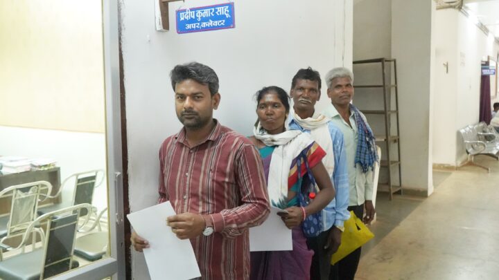 अपर कलेक्टर ने जनदर्शन में सुनी आमजनों की समस्याएं सम्बंधित अधिकारियों को दिए आवेदन का प्राथमिकता से निराकरण करने के निर्देश