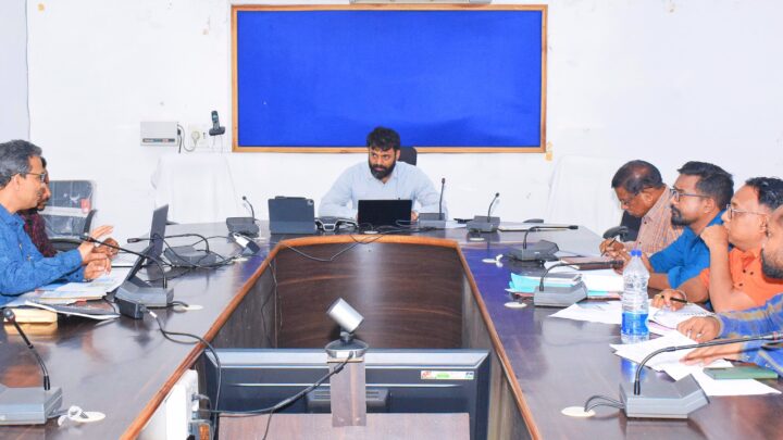 कलेक्टर ने बलादरपाठ के विशेष पिछड़ी जनजाति पहाड़ी कोरवा परिवारों के मल्टी एक्टिविटी सेंटर का अवलोकन किया परिसर में बच्चों के खेल गतिविधियों की सुविधा उपलब्ध कराने के निर्देश महिला, पुरुष और बच्चों के लिए अलग-अलग शौचालय बनाने के निर्देश