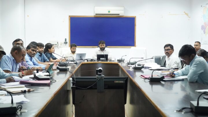 कलेक्टर रोहित व्यास ने गृह निर्माण मंडल, सीजीएमएससी और आदिम जाति विकास विभाग की ली समीक्षा बैठक विकास कार्यों को गुणवत्ता के साथ समय सीमा में पूर्ण करने के दिए निर्देश