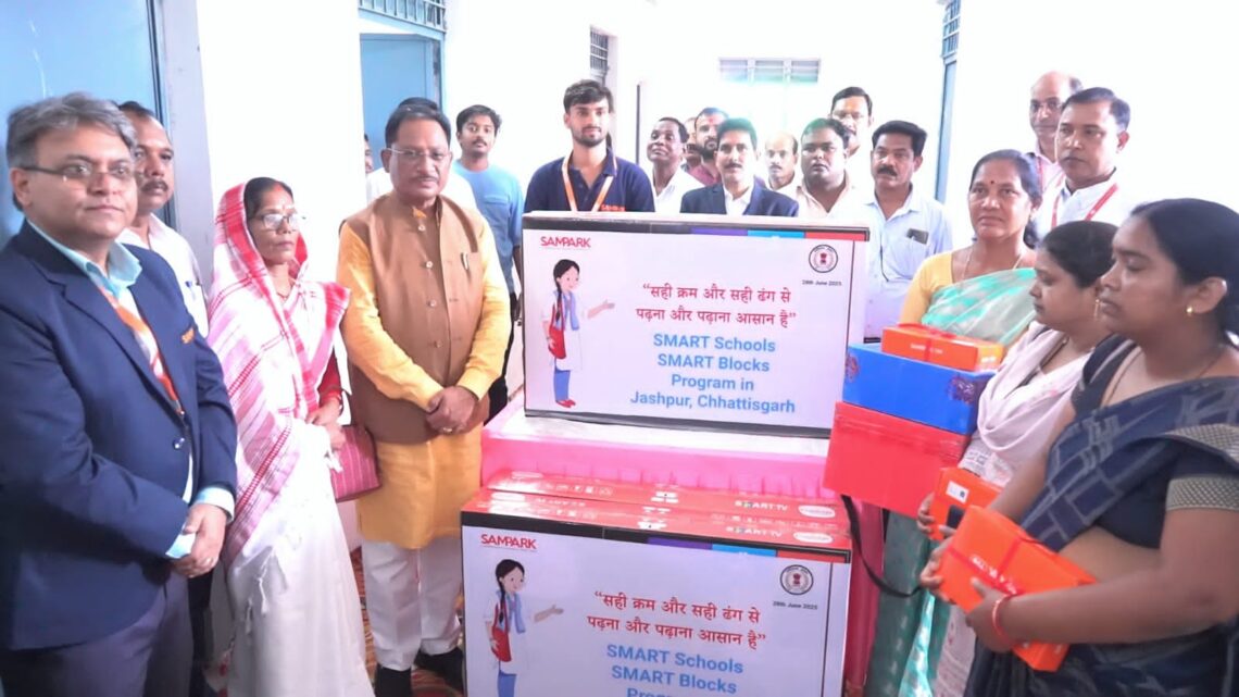 मुख्यमंत्री ने सम्पर्क स्मार्ट स्कूल और स्मार्ट ब्लाक कार्यक्रम का किया शुभारंभ 50 प्राथमिक स्कूलों के बच्चों के लिए सम्पर्क स्मार्ट किट वितरण किए बच्चों से शैक्षणिक गतिविधियों की भी ली जानकारी