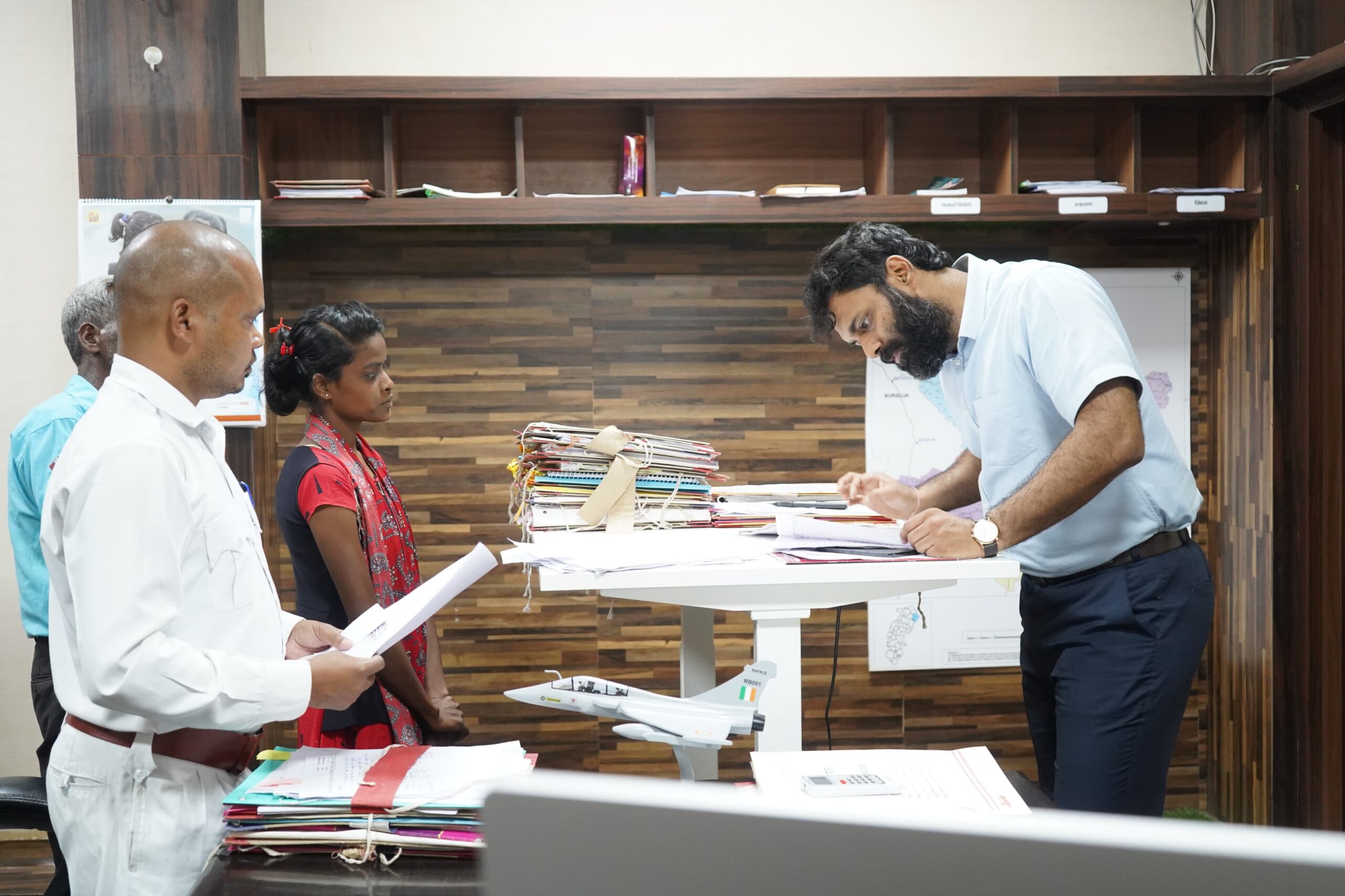 कलेक्टर ने जनदर्शन में आमजनों की समस्याओं का किया निराकरण प्राप्त आवेदनों के समयबद्ध निराकरण हेतु अधिकारियों को दिए निर्देश