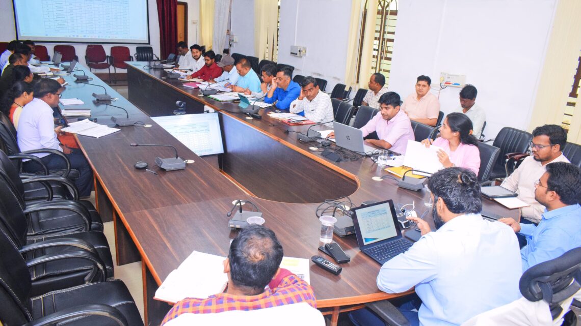 गांव को सुंदर और स्वच्छ रखने की दिशा में बेहतर कार्य करना होगा — कलेक्टर गांव में हैंडपंप के पास जल संरक्षण संवर्धन के लिए सोखता गड्ढा बनाएं समूह की दीदियों का राशन कार्ड, आयुष्मान कार्ड, मनरेगा जाब कार्ड, और ई श्रम कार्ड बनाने के भी निर्देश स्व सहायता समूह को स्वरोजगार के लिए ऋण देने में रूचि नहीं लेने वाले बैंक से शासकीय राशि निकालकर सहायता करने वाले बैंक में जमा करने के निर्देश कलेक्टर ने जनपद सीईओ की समीक्षा बैठक लेकर  विभागीय योजनाओं की समीक्षा