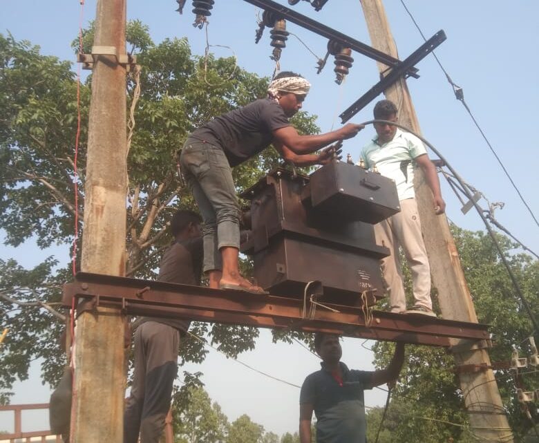 मुख्यमंत्री कैंप कार्यालय की पहल पर ग्राम मरचाई ढ़ोढ़ी में बदला गया ट्रांसफार्मर बिजली आपूर्ति पुनः हुई बहाल, ग्रामवासियों ने मुख्यमंत्री को दिया धन्यवाद मुख्यमंत्री कैंप कार्यालय की पहल पर ग्राम मरचाई ढ़ोढ़ी में बदला गया ट्रांसफार्मर बिजली आपूर्ति पुनः हुई बहाल, ग्रामवासियों ने मुख्यमंत्री को दिया धन्यवाद