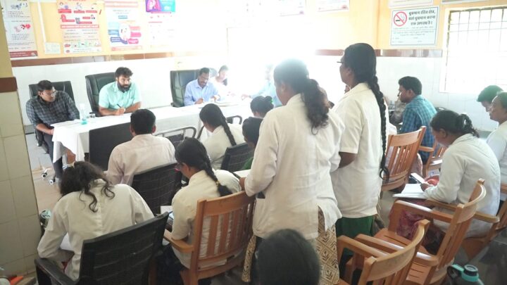 कलेक्टर ने प्राथमिक स्वास्थ्य केंद्र कस्तूरा का किया निरीक्षण स्वास्थ्य सुविधाओं की ली जानकारी सीएचवो आरएचवो और एएनएम की समीक्षा बैठक लेकर स्वास्थ्य सुविधाओं की ली जानकारी जिन स्वास्थ्य केन्द्र में संस्थागत प्रसव अप्रैल से जून माह तक एक भी नहीं हुआ उन केंद्रों के सीएचवो आरएचवो एएनएम को नोटिस जारी करके वेतन रोकने के निर्देश और निलंबन की अनुशंसा करने के लिए कहा