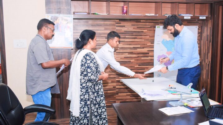 कलेक्टर ने जनदर्शन में सुनी आमजनों की समस्याएं संबंधित अधिकारियों को प्राप्त आवेदनों का गंभीरता से निराकरण करने के दिए निर्देश