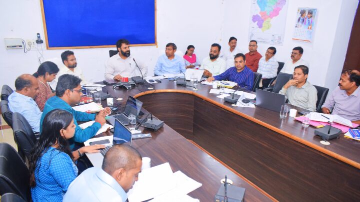 कलेक्टर ने 21 जून को योग दिवस के लिए सभी तैयारियां सुनिश्चित करने के दिए निर्देश राज्य स्तरीय योग दिवस कार्यक्रम में मुख्यमंत्री होंगे शामिल कलेक्टर ने नगरपालिका अधिकारी योगेश्वर उपाध्याय जशपुर और कृषि अधिकारी एम आर भगत को कारण बताओ नोटिस जारी करने के निर्देश