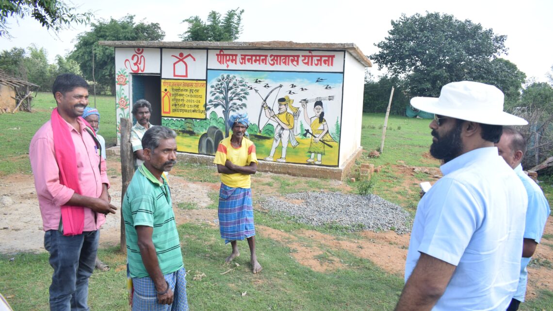 कलेक्टर ने पंड्रापाठ के पीएम जनमन योजना के लाभान्वित हितग्राही बुचू राम के भवन का अवलोकन किया बिजली और शौचालय की भी सुविधा उपलब्ध कराने के निर्देश बुचूराम अपना खुद का मकान पाकर खुश कलेक्टर ने पंड्रापाठ के पीएम जनमन योजना के लाभान्वित हितग्राही बुचू राम के भवन का अवलोकन किया बिजली और शौचालय की भी सुविधा उपलब्ध कराने के निर्देश बुचूराम अपना खुद का मकान पाकर खुश