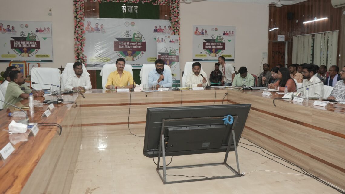 कृषि क्रांति अभियान अंतर्गत दो दिवसीय एग्री-हॉर्टी एक्सपो एवं क्रेता-विक्रेता सम्मेलन का हुआ सम्पन्न किसानों को एग्रीकल्चर मार्केटिंग और नवाचारों की दी गयी जानकारी प्रगतिशील किसानों, आम, नाशपाती उत्पादक किसानों को प्रतियोगिता में किया गया सम्मानित