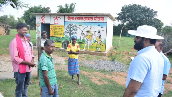 कलेक्टर ने पंड्रापाठ के पीएम जनमन योजना के लाभान्वित हितग्राही बुचू राम के भवन का अवलोकन किया बिजली और शौचालय की भी सुविधा उपलब्ध कराने के निर्देश बुचूराम अपना खुद का मकान पाकर खुश