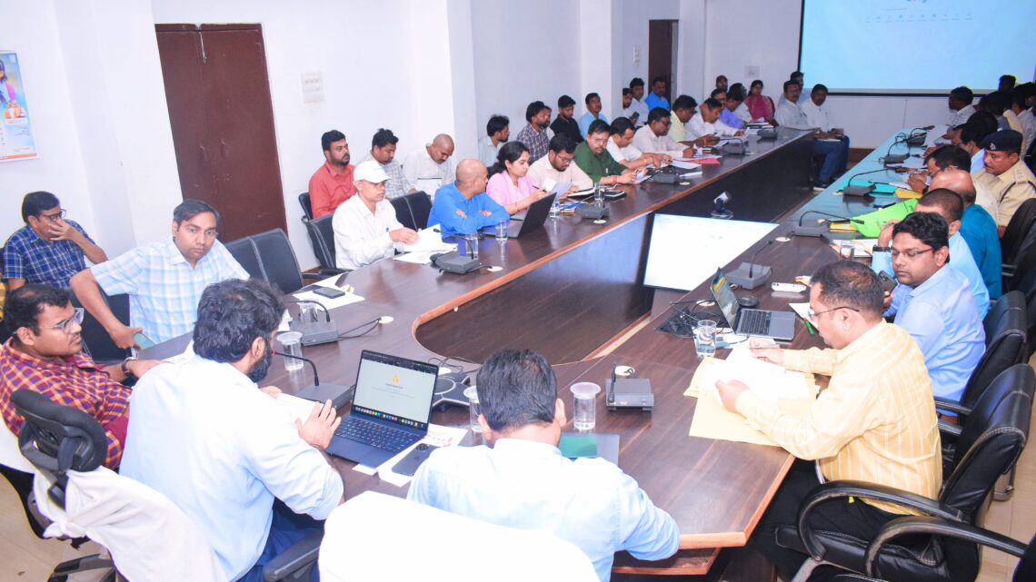 कलेक्टर ने निर्माण एजेंसी को सड़क की गुणवत्ता का विशेष ध्यान रखने के दिए निर्देश किसानों के लिए बनाएं किसान क्रेडिट कार्ड धरती आबा जनजाति ग्राम उत्कर्ष अभियान के तहत  417 गांव में बिजली, पानी, सड़क,आश्रम छात्रावास, आंगनबाड़ी, सहित सभी योजनाओं का दिया जाना लाभ